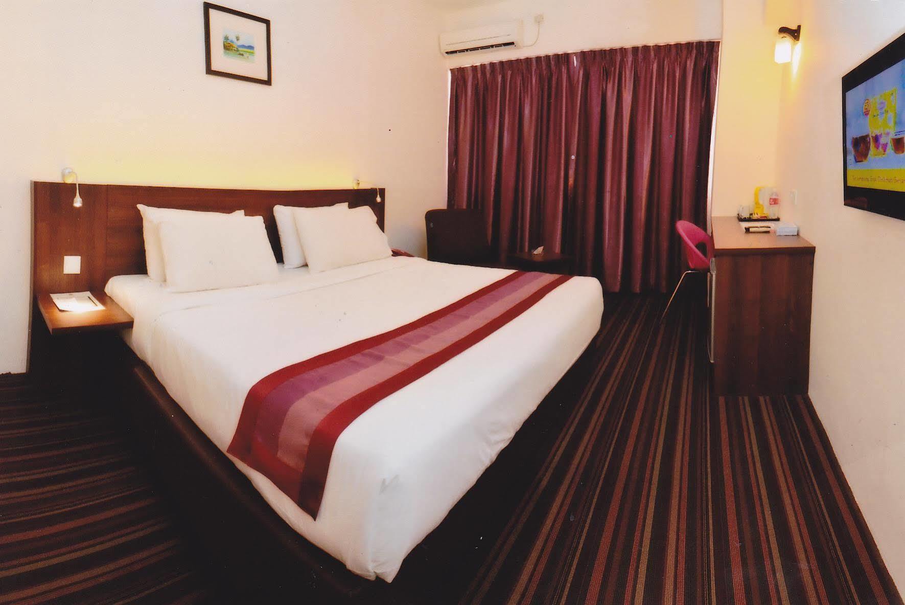 Hotel Yt Midtown Куала-Тренгану Экстерьер фото